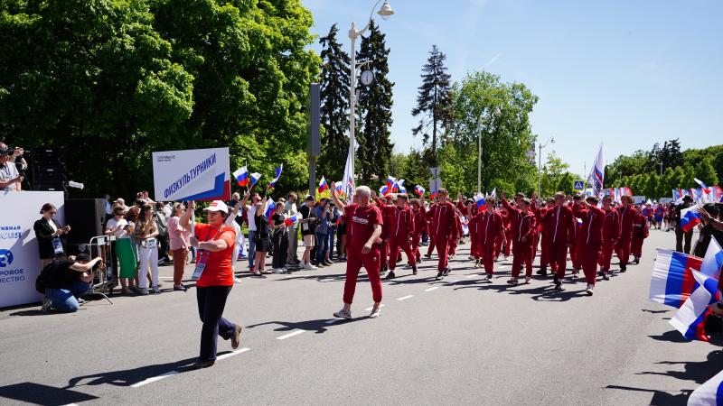 ФИЗКУЛЬТУРНИКИ НА СПОРТИВНОМ ПАРАДЕ В МОСКВЕ.